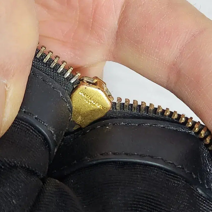 [BUNJANG] Yves Saint Laurent Matelasse Black Clutch Bag / 입생로랑 마틀라세 블랙 클러치 백