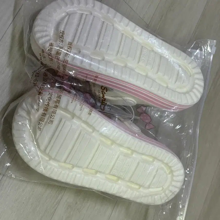 [BUNJANG] Hello Kitty Slippers 235-240mm / 헬로키티 슬리퍼 235-240mm
