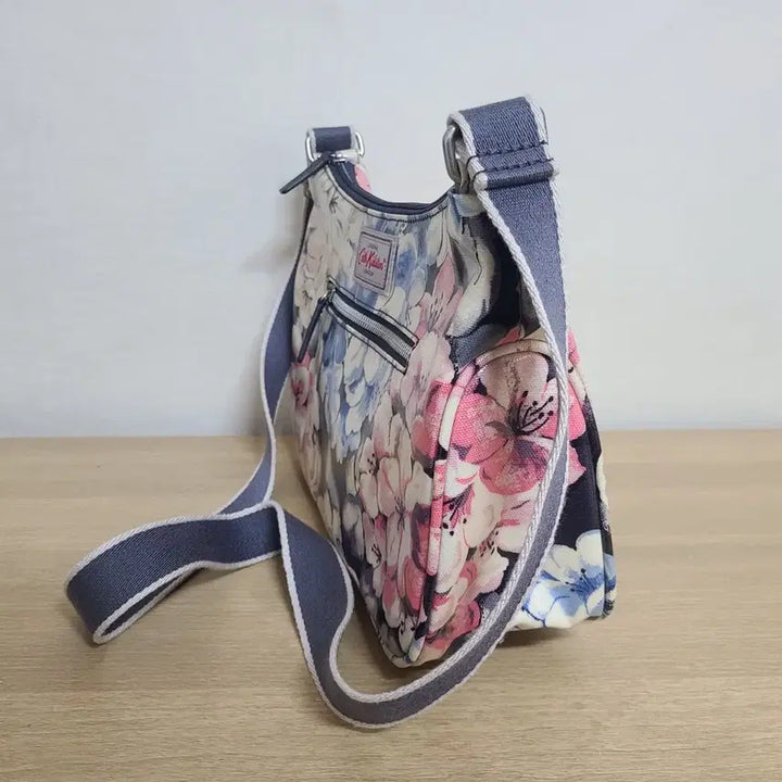 [BUNJANG] Cath Kidston Floral Crossbody Bag / 캐스키드슨 크로스백
