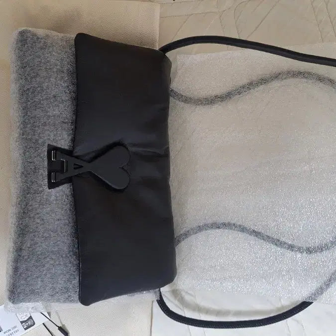 [BUNJANG] AMI Leather Shoulder Bag / (미시착 새상품) 아미 불레부 레더 숄더백