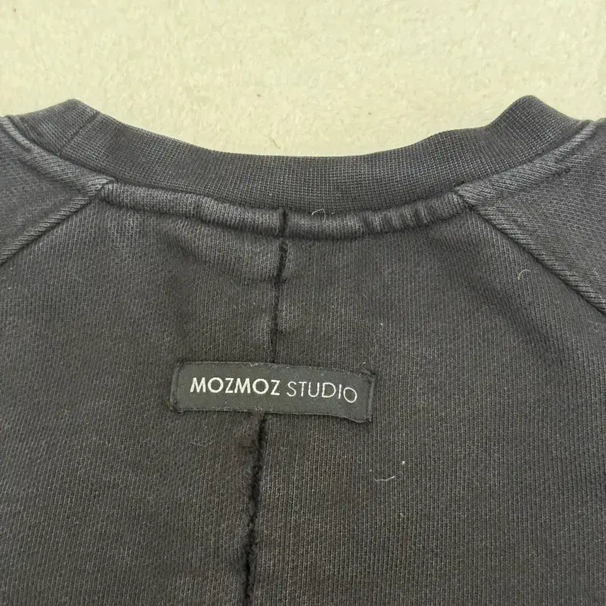 [BUNJANG] Modsmolds Pigment Sweatshirt - Black / 모즈모즈 피그먼트 맨투맨 티셔츠 2