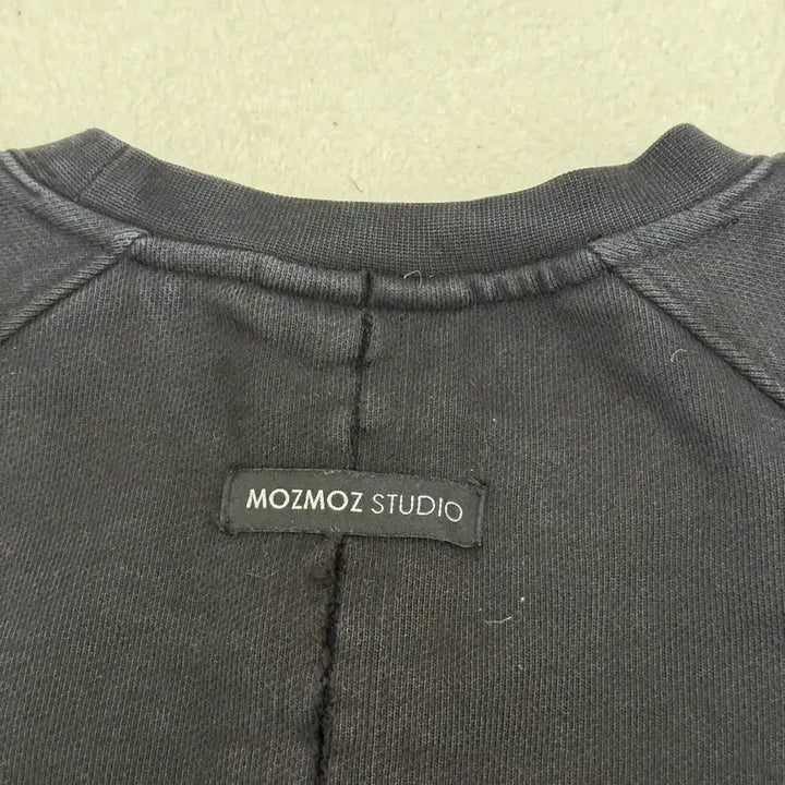 [BUNJANG] Modsmolds Pigment Sweatshirt - Black / 모즈모즈 피그먼트 맨투맨 티셔츠 2