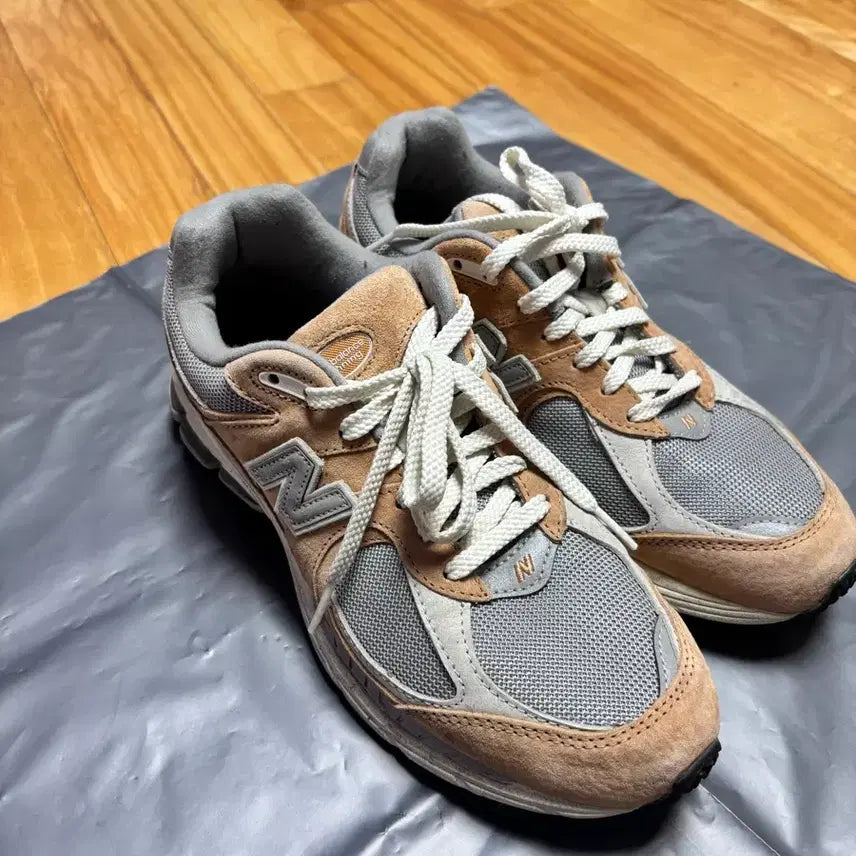 [BUNJANG] New Balance 2002R Suede Sneakers / 뉴발란스 2002R 스웨이드 운동화