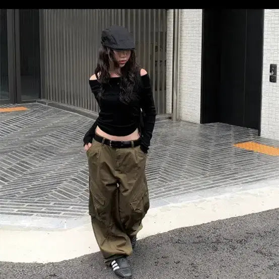 [BUNJANG] Any One More LEO Off Shoulder Shirred Long Sleeve T-shirt Black / 애니원모어 러오 오프숄더 셔링 긴팔 티셔츠 블랙