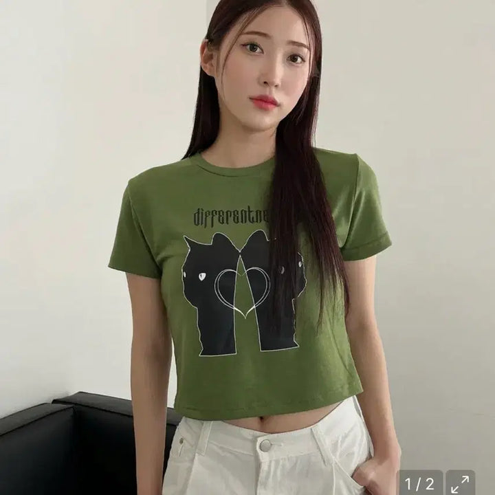 [BUNJANG] D.SOH Semi-Crop T-shirt Olive Green / 디쏘에이치 반팔 투 캣츠 하트 세미 크롭티 올리브그린