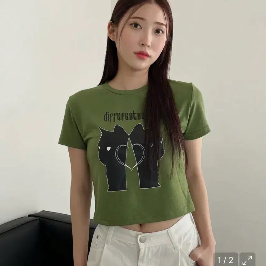 [BUNJANG] D.SOH Semi-Crop T-shirt Olive Green / 디쏘에이치 반팔 투 캣츠 하트 세미 크롭티 올리브그린