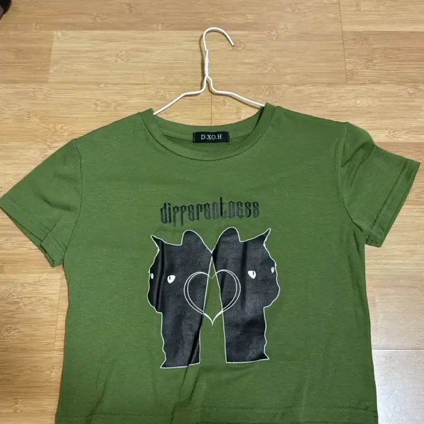 [BUNJANG] D.SOH Semi-Crop T-shirt Olive Green / 디쏘에이치 반팔 투 캣츠 하트 세미 크롭티 올리브그린