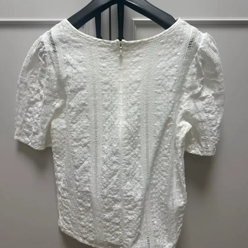 [BUNJANG] &IOU Punching Lace Blouse / 앤드아이오유 aiou 펀칭 레이스 블라우스