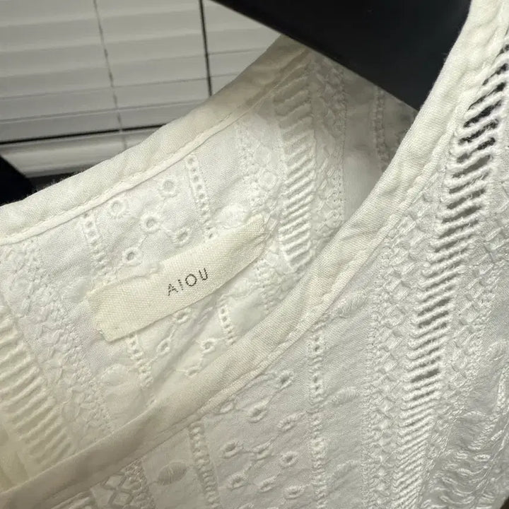 [BUNJANG] &IOU Punching Lace Blouse / 앤드아이오유 aiou 펀칭 레이스 블라우스