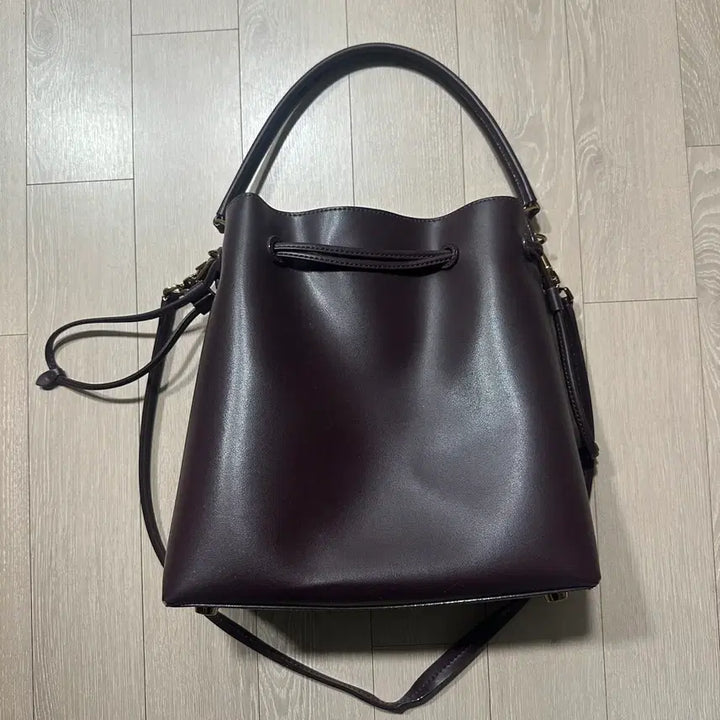 [BUNJANG] Charles & Keith Bucket Bag / 찰스앤키스 버킷백