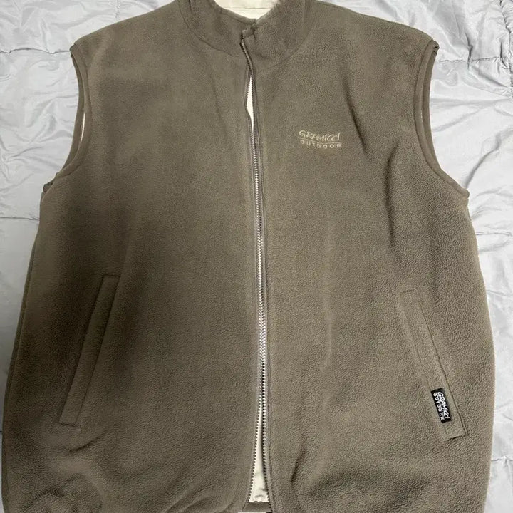[SOLD OUT] (L)그라미치 리버시블 플리스 베스트 타우페