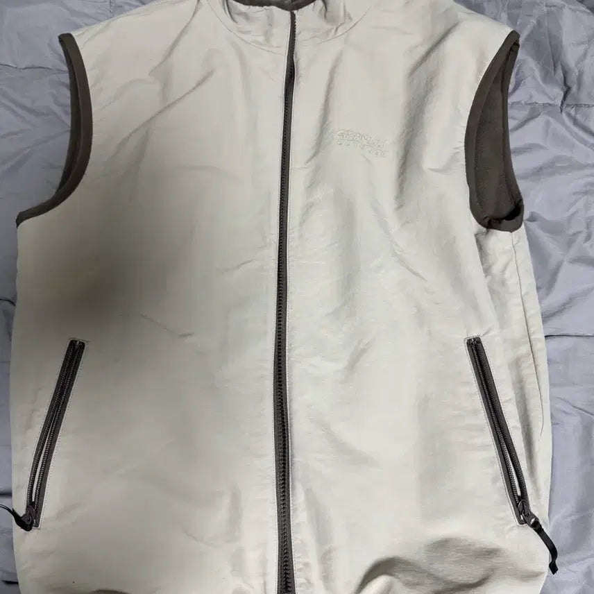 [SOLD OUT] (L)그라미치 리버시블 플리스 베스트 타우페