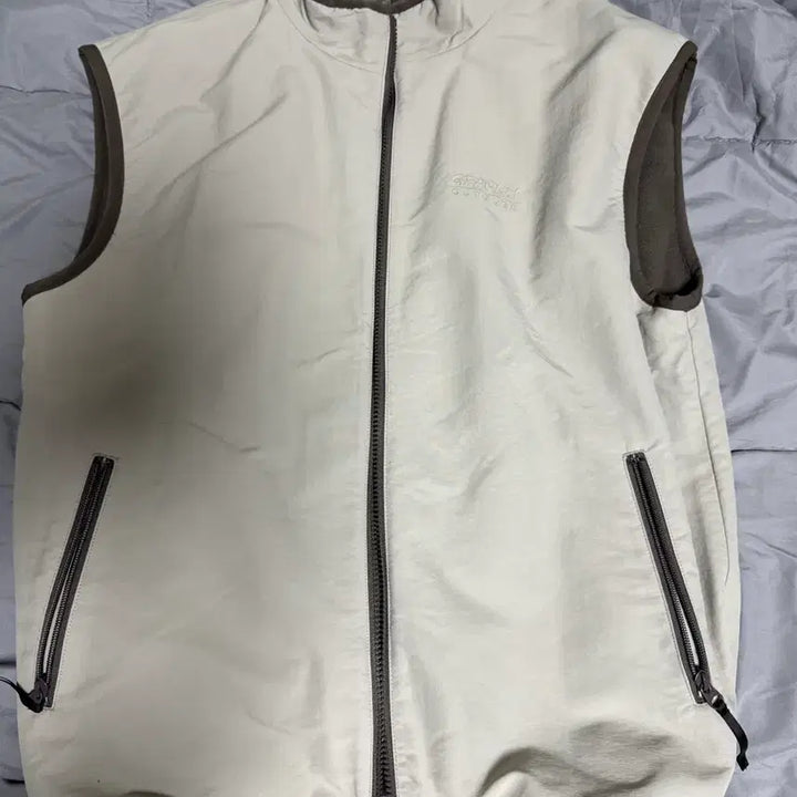 [SOLD OUT] (L)그라미치 리버시블 플리스 베스트 타우페