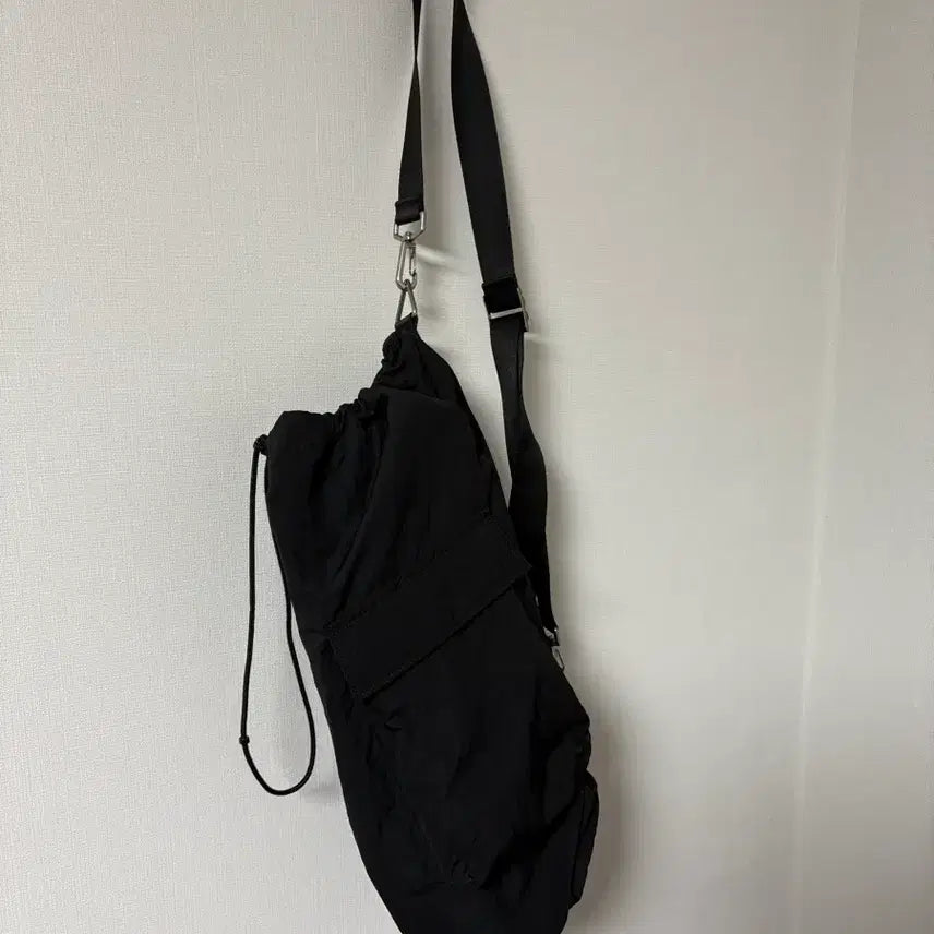 [BUNJANG] Hatching Room Bottle Bag Black / 해칭룸 Bottle bag Black
