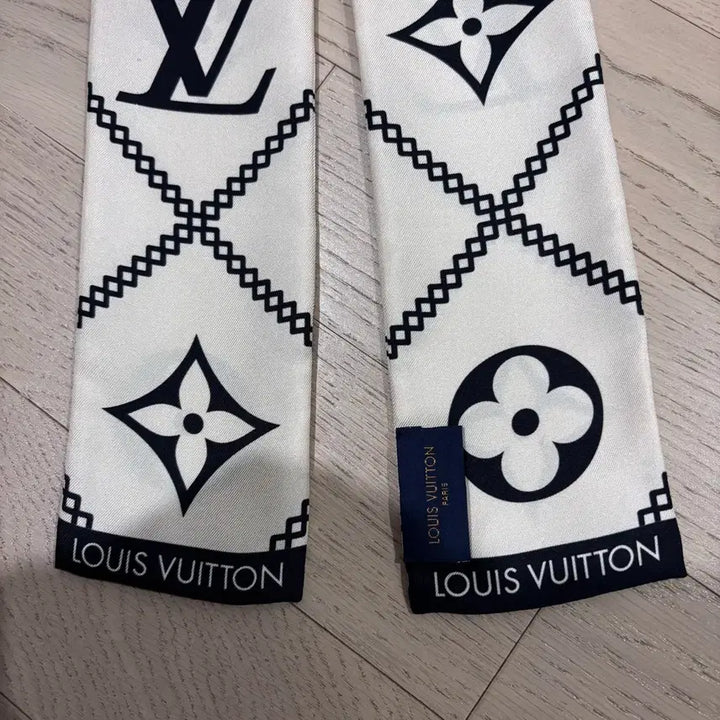 [BUNJANG] Louis Vuitton Croixion Bandou Silk Scarf Cream / [정품] 루이비통 크로아지옹 방도 크림색상