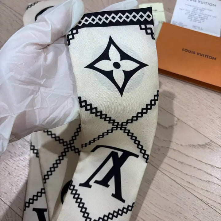 [BUNJANG] Louis Vuitton Croixion Bandou Silk Scarf Cream / [정품] 루이비통 크로아지옹 방도 크림색상