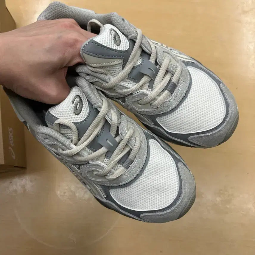 [BUNJANG] Asics Gel NYC Cream Oyster Grey Sneakers / (새상품) 230사이즈 아식스 젤 NYC 크림 오이스터 그레이 정품
