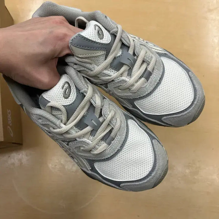 [BUNJANG] Asics Gel NYC Cream Oyster Grey Sneakers / (새상품) 230사이즈 아식스 젤 NYC 크림 오이스터 그레이 정품