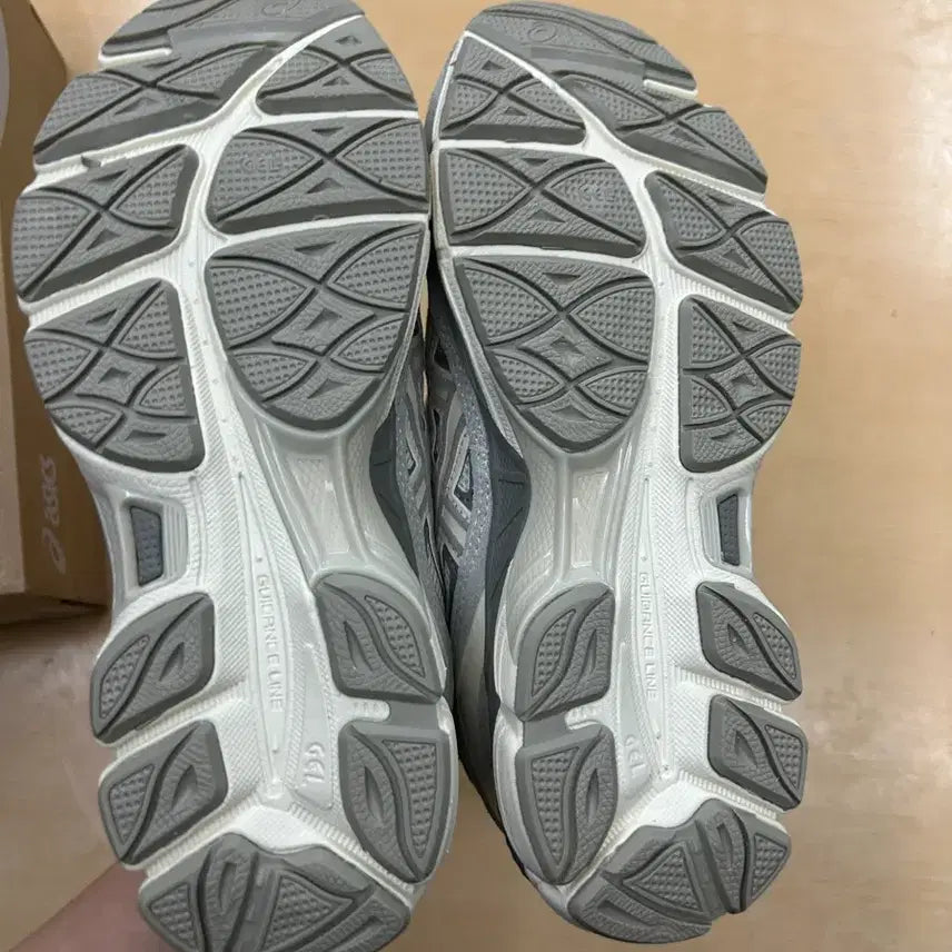 [BUNJANG] Asics Gel NYC Cream Oyster Grey Sneakers / (새상품) 230사이즈 아식스 젤 NYC 크림 오이스터 그레이 정품