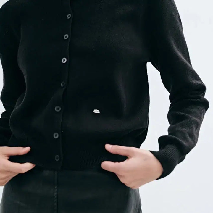 [BUNJANG] M)Yan13 Essential Round Classic Cardigan / M)얀13 에센셜 라운드 클래식 가디건 블랙+차콜