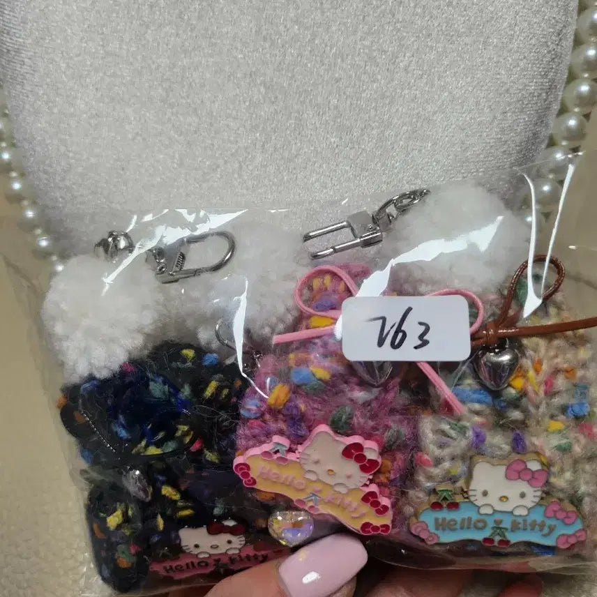 [BUNJANG] Hello Kitty Knitted Hat Keychain / 헬로키티 털모자 키링/열쇠고리