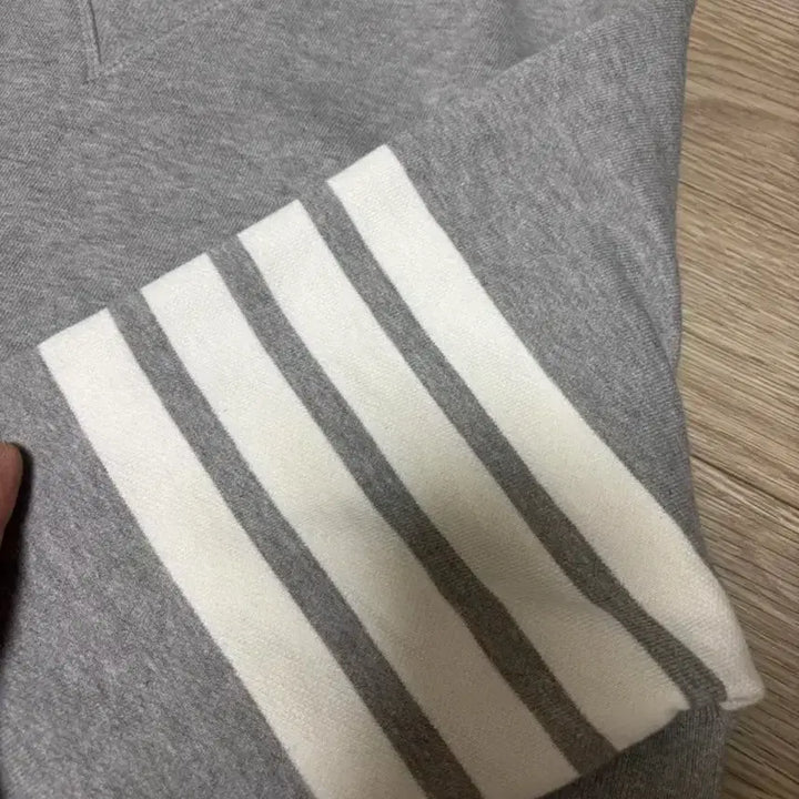 [BUNJANG] Thom Browne Gray Armband Sweatshirt (New) / [2/새상품급] 톰브라운 그레이 사선완장 맨투맨 새상품급 신형