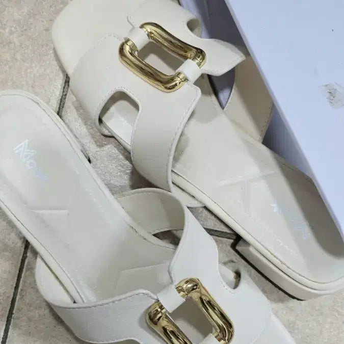 [BUNJANG] Ivory Mules / 아이보리 금장 장식 뮬 슬리퍼/브랜드