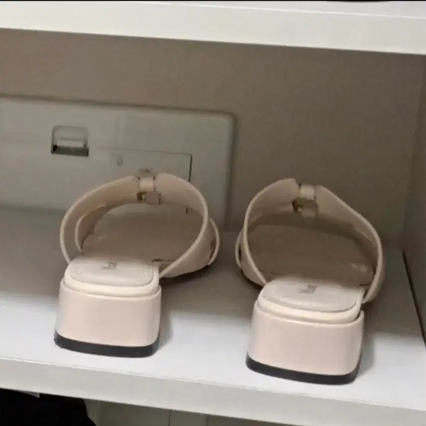 [BUNJANG] Ivory Mules / 아이보리 금장 장식 뮬 슬리퍼/브랜드