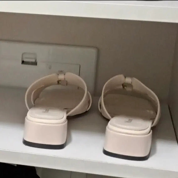 [BUNJANG] Ivory Mules / 아이보리 금장 장식 뮬 슬리퍼/브랜드