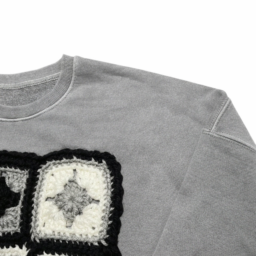 [BUNJANG] Gray Grit Handmade Crochet Patch Sweatshirt Gray / 그레이그릿 핸드메이드 크로셰 패치 스웻셔츠 그레이