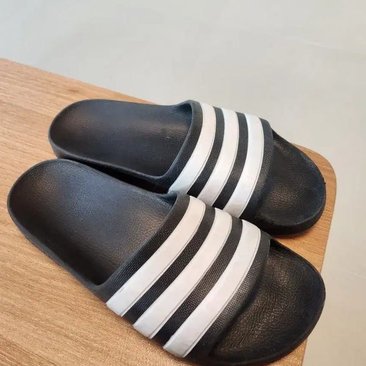 [BUNJANG] Adidas Three-Stripe Slides Black (Size 230-235) / 아디다스 삼선 슬리퍼 블랙 230- 235