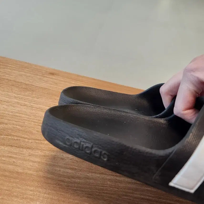 [BUNJANG] Adidas Three-Stripe Slides Black (Size 230-235) / 아디다스 삼선 슬리퍼 블랙 230- 235