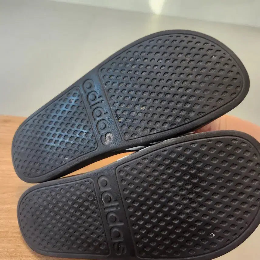 [BUNJANG] Adidas Three-Stripe Slides Black (Size 230-235) / 아디다스 삼선 슬리퍼 블랙 230- 235