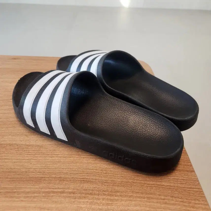 [BUNJANG] Adidas Three-Stripe Slides Black (Size 230-235) / 아디다스 삼선 슬리퍼 블랙 230- 235