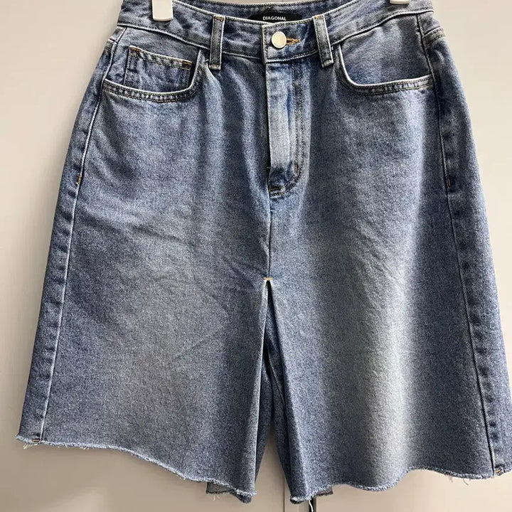 [SOLD OUT] 다이애그널 데님 반바지 S