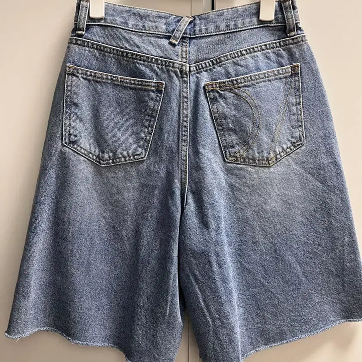 [SOLD OUT] 다이애그널 데님 반바지 S