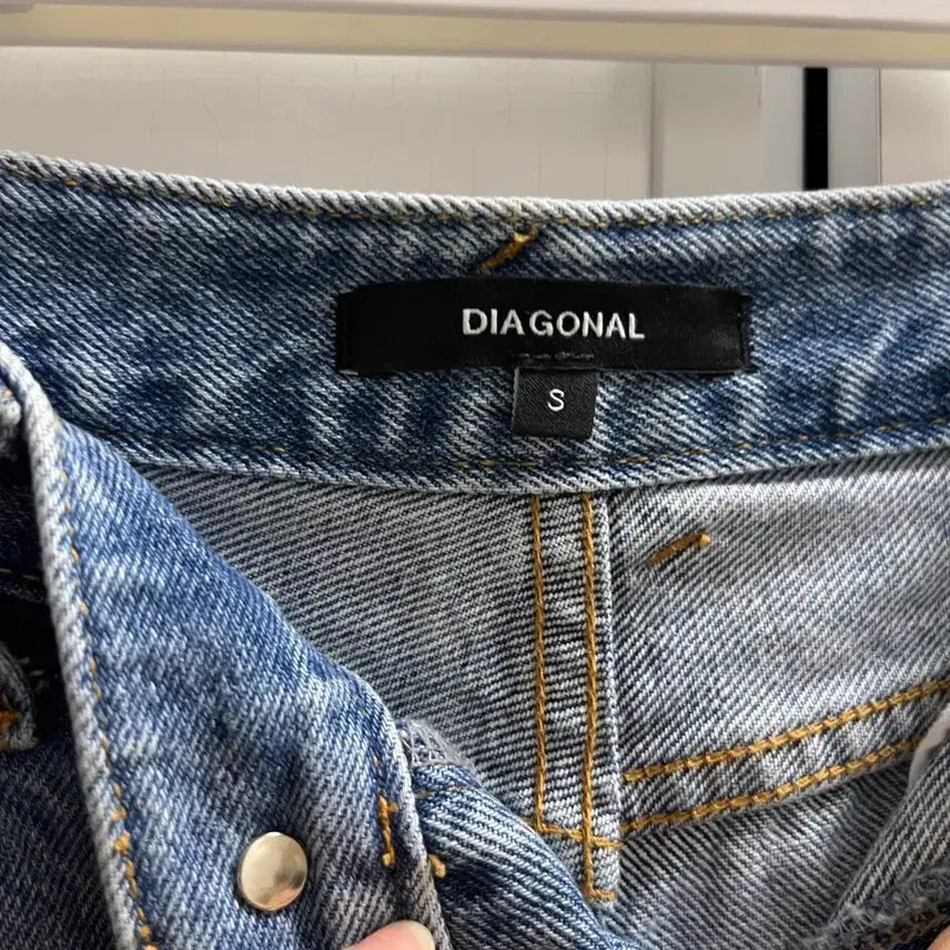 [SOLD OUT] 다이애그널 데님 반바지 S