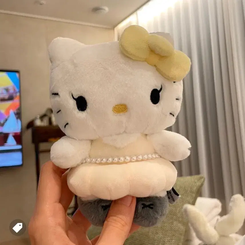 [BUNJANG] BLACKPINK Jisoo Hello Kitty Ivory Bag Charm / [미개봉]헬로키티X블랙핑크지수 아이보리