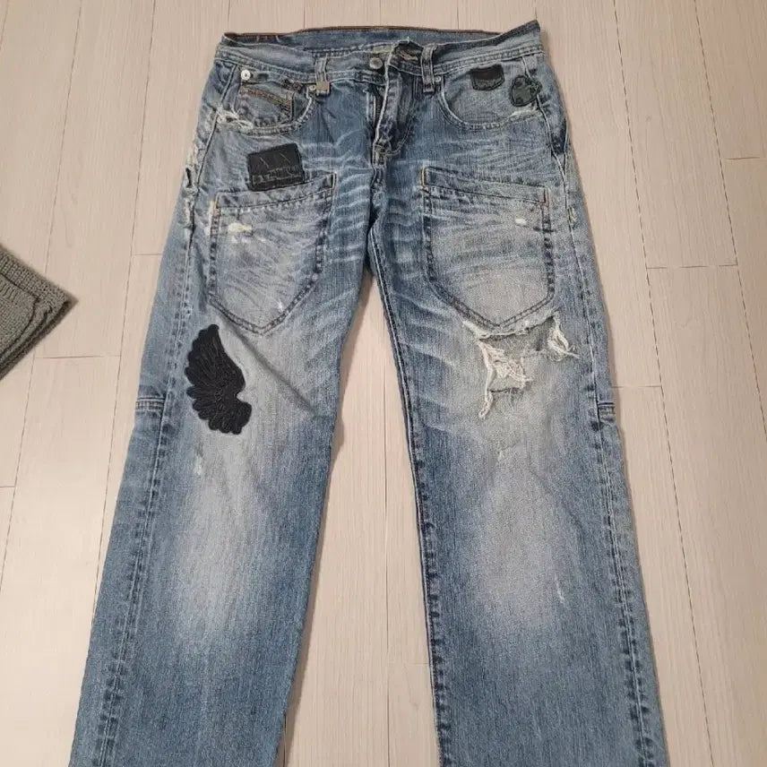 [BUNJANG] Armani Exchange AX Distressed Denim Jeans / 아르마니 익스체인지AX소재 빈티지 워시드 데님 팬츠 찢청패치 포인트
