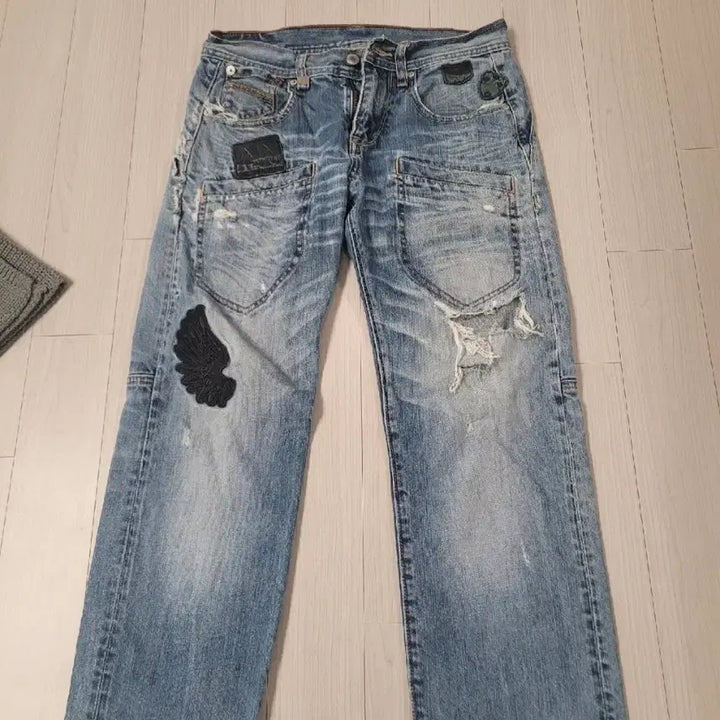 [BUNJANG] Armani Exchange AX Distressed Denim Jeans / 아르마니 익스체인지AX소재 빈티지 워시드 데님 팬츠 찢청패치 포인트