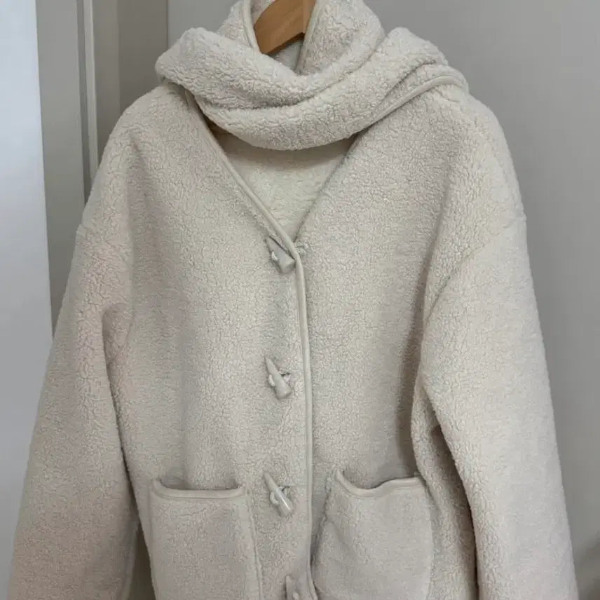 [BUNJANG] Puggle Outerwear with Muffler Set / [새상품] 뽀글이 아우터 (머플러set)