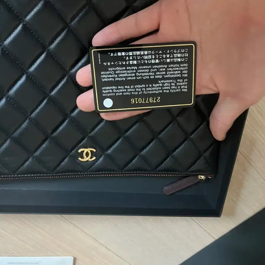 [BUNJANG] Chanel New Classic Lambskin Clutch Medium / [새상품급/풀박스] 샤넬 뉴 클래식 램스킨 금장 클러치 미듐 27번대