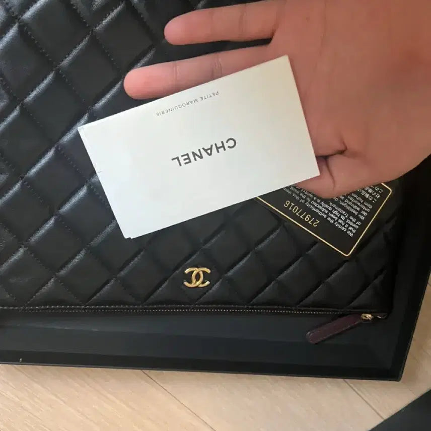 [BUNJANG] Chanel New Classic Lambskin Clutch Medium / [새상품급/풀박스] 샤넬 뉴 클래식 램스킨 금장 클러치 미듐 27번대