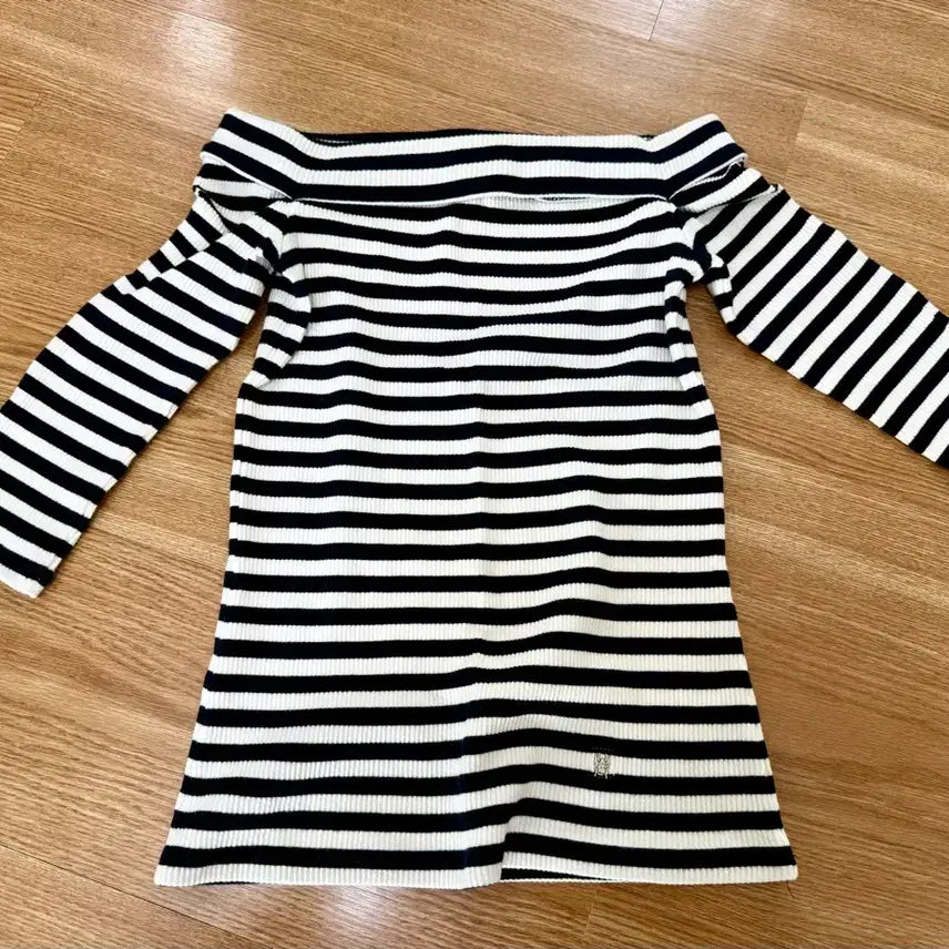 [BUNJANG] Sisley Striped Off-shoulder Knit Top / 시슬리 스트라이프 오프숄더 니트