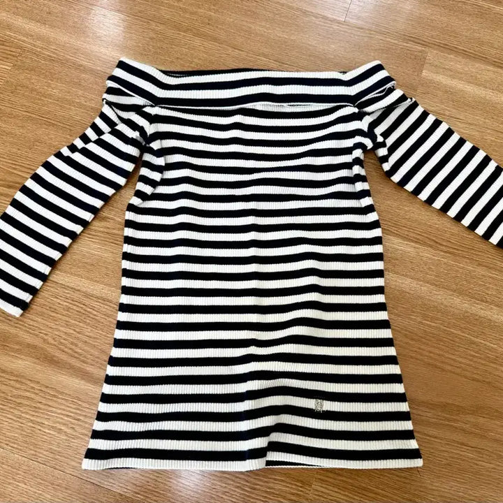 [BUNJANG] Sisley Striped Off-shoulder Knit Top / 시슬리 스트라이프 오프숄더 니트