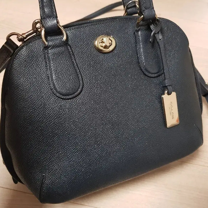 [SOLD OUT] 코치 금장턴락장식 사첼 3way백