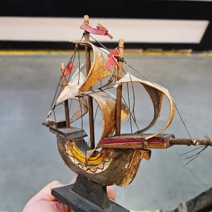 [BUNJANG] Vintage Spanish Sailing Ship Model with Leather Sails / 빈티지 범선 모형 장식 배 함선 스페인 가죽 돛
