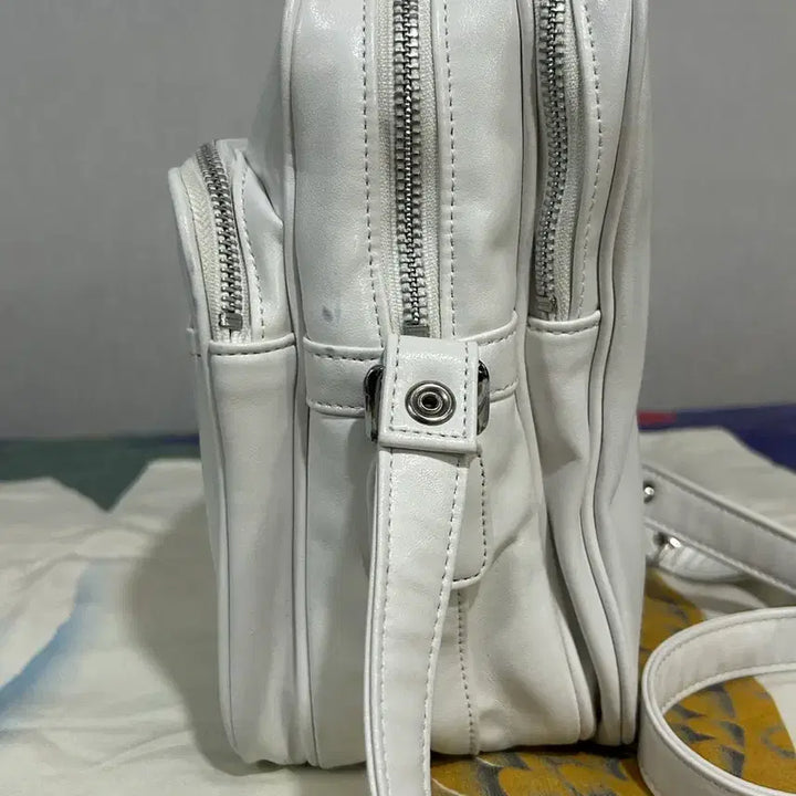 [BUNJANG] Comme des Garcons White Crossbody Bag / 꼼데가르송 화이트크로스백