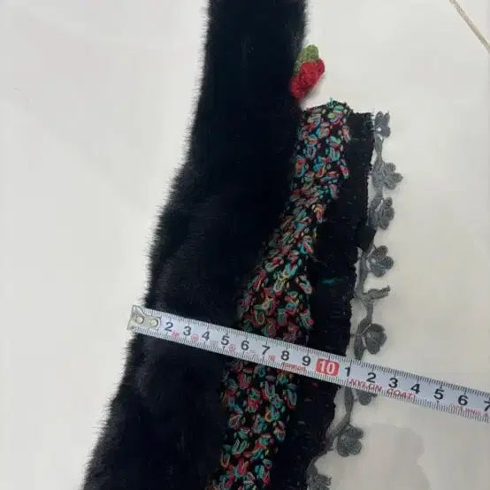 [BUNJANG] Embroidered Fur Muffler / 자수 퍼 머플러(보관만O)