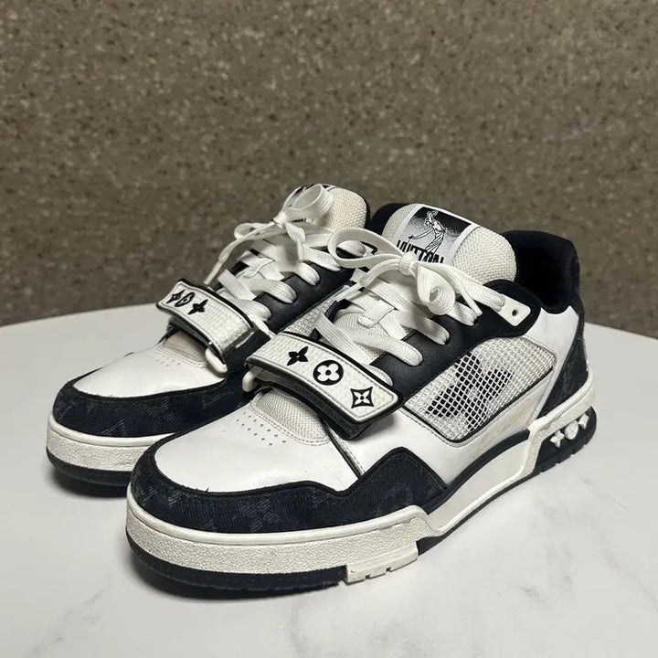 [SOLD OUT] [5.5사이즈]루이비통 LV 범고래 트레이너 스니커즈